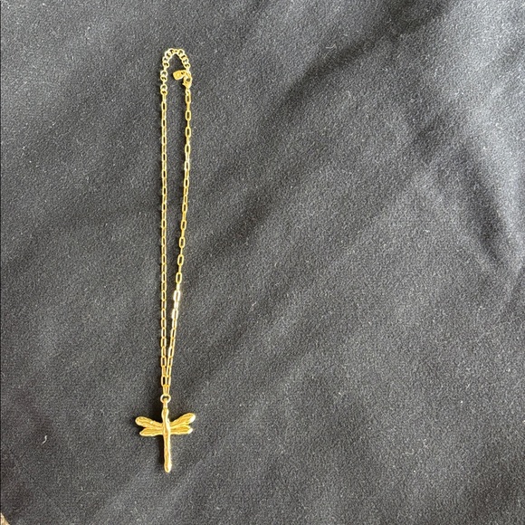 Uno de 50 Gold Dragonfly Pendant Necklace - Picture 1 of 3